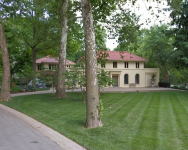 House Sitting in Mission Hills, Kansas