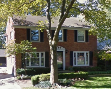 House Sitting in Grosse Pointe Park, Michigan