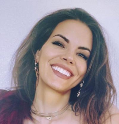 House Sitter Elle Anderson